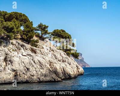 Calanques de Riviera Francesa proporcionar hermoso telón de fondo para el agua y el cielo azul con copyspace. Foto de stock