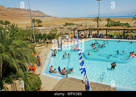 Israel, el Mar Muerto, Ein Gedi Resort and Spa. Los turistas en la piscina termal Foto de stock