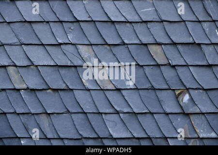 Anciano erosionado el techo de tejas de pizarra gris en Escocia, Reino