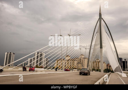 El Puente de Seri Wawasan es uno de los principales puentes de la ciudad planificada en Putrajaya, Malasia. Es un doble carril tres calzadas de 18,6 m de anchura cada uno, Foto de stock