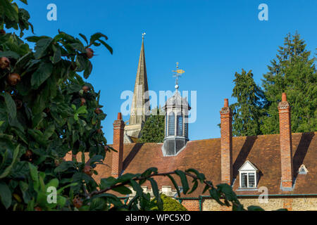 Parte trasera del callejón largo Almshouses con techo linterna y espira de St Helen's Church, Abingdon-on-Thames, Oxfordshire, en el sudeste de Inglaterra, Reino Unido.