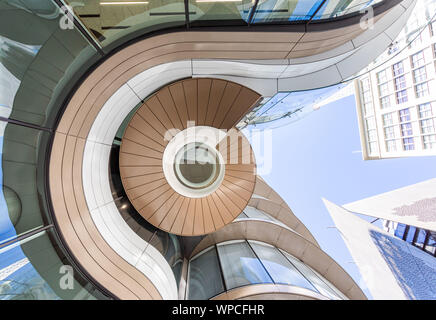 La Universidad de Tecnología de Sydney del nuevo edificio 2 UTS Central. Presentación de imágenes vista exterior de la singular escalera de doble hélice helicoidal