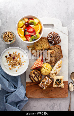 Mesa de desayuno con muesli, yogur y fruta Foto de stock