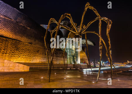 Vista nocturna de Maman spider por el artista Louise Bourgeois situado fuera del museo Guggenheim, Bilbao, País Vasco, España