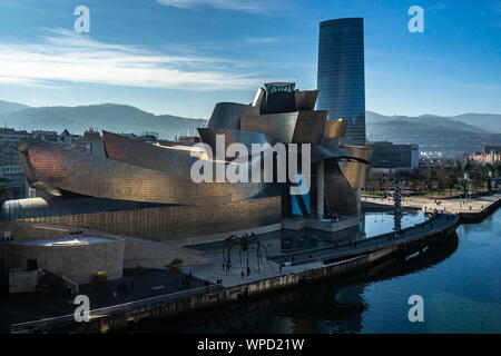 Museo Guggenheim es el monumento más famoso de Bilbao, diseñado por el arquitecto Frank Gehry, País Vasco, España