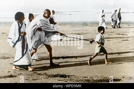 Mahatma Gandhi durante la convalecencia caminando en Juhu Beach, Bombay, Mumbai, Maharashtra, India, Asia, diciembre de 1937