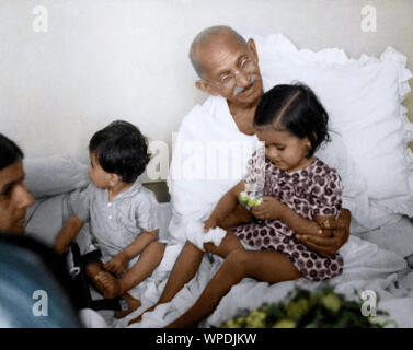 Mahatma Gandhi jugando con el Dr. Satish Kalelkar niños, Mumbai, Maharashtra, India, Asia, junio de 1945