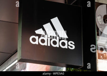 Efectivamente A tientas legación Una corporación multinacional alemana de ropa deportiva Adidas logo visto  en Shangai Fotografía de stock - Alamy