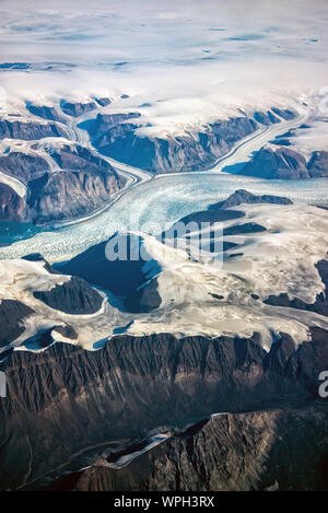 La costa occidental de Groenlandia, vista aérea del glaciar, las montañas y el océano