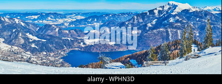 Disfrute de las vacaciones de invierno en la región de Salzkammergut, famoso por los mejores paisajes alpinos, cómodas áreas de esquí y lagos puros, tales el Wolfgangsee, Foto de stock
