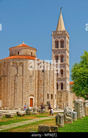 Zona Forum y la iglesia de San Donatus con el campanario de la Catedral de Santa Anastasia allá en el Casco Antiguo de Zadar, Croacia. Foto de stock