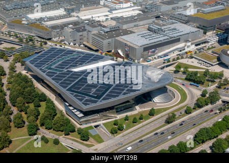 Vista de la BMW Welt showroom y fábrica de la torre Olympiaturm (Olímpicos), Munich, Baviera, Alemania.