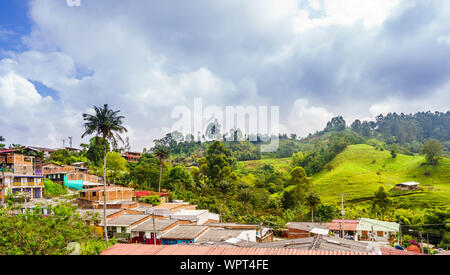 Vista panorámica sobre el paisaje urbano de la vieja ciudad colonial de Salento en Colombia Foto de stock
