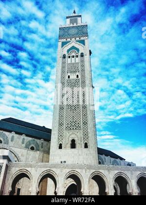 Ángulo de visión baja de la Mezquita de Hassan II contra el cielo azul