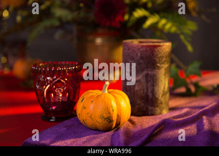 Mesa de buffet con dulces y bebidas, cocido y decorado en honor de Halloween Foto de stock