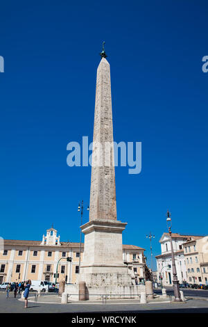 Roma, Italia - Abril 2018: Los turistas que visitan el Obelisco Lateranense un obelisco egipcio antiguo construido en el siglo XV A.C. ahora ubicado en la Plaza de San G Foto de stock