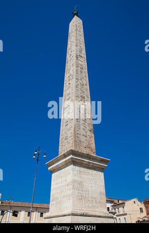 Obelisco lateranense un obelisco egipcio antiguo construido en el siglo XV A.C. ahora ubicado en la Piazza San Giovanni in Laterano en Roma Foto de stock