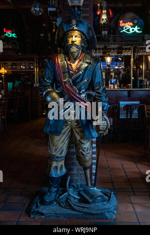 La figura de un pirata en el Pub marítimo neerlandés, Rotterdam, Holanda Meridional, Holanda, Países Bajos, Europa
