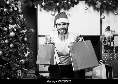 Compras navideñas en línea escena de año nuevo con árbol y regalos feliz  hombre de santa