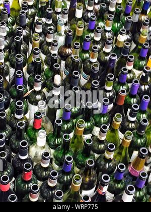 Gran grupo de botellas de vino vacías