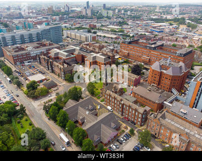Foto aérea de la St. James's University Hospital de Leeds, West Yorkshire, Inglaterra, mostrando el hospital, A&E y motivos de entrada y también la Lee