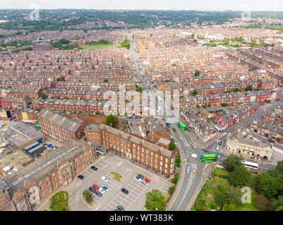 Foto aérea de la ciudad de Leeds Harehills cerca del St. James's University Hospital en West Yorkshire, Inglaterra, mostrando los terrenos del hospital y el