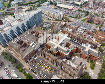 Foto aérea de la St. James's University Hospital de Leeds, West Yorkshire, Inglaterra, mostrando el hospital, A&E y motivos de entrada y también la Lee
