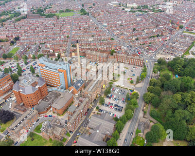 Foto aérea de la ciudad de Leeds Harehills cerca del St. James's University Hospital en West Yorkshire, Inglaterra, mostrando los terrenos del hospital y el