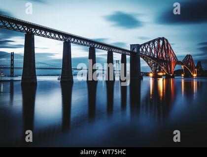 Firth of Forth puente ferroviario sobre el río contra el cielo al atardecer