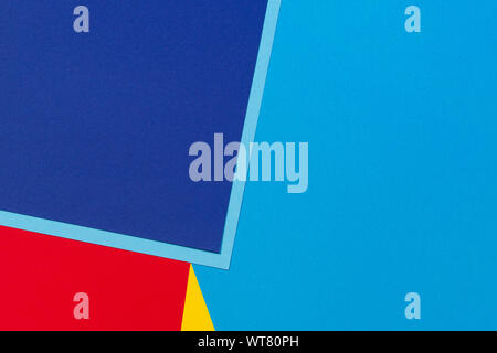 Resumen: azul, rojo y amarillo, el color de fondo de la composición geométrica de papel