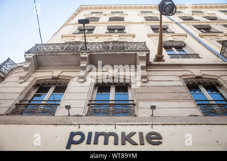 LYON, FRANCIA Julio 13, 2019: el logotipo de Pimkie delante su tienda en Lyon. Pimkie es una tienda de moda francesa especializada en ropa de mujer y fashi Fotografía de stock - Alamy
