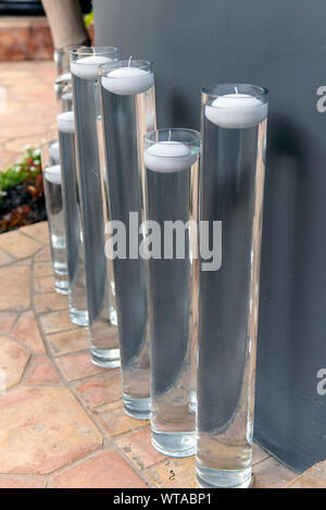 Varias alturas de tubos de agua mantenga exterior velas flotantes decoraciones para la fiesta. Foto de stock
