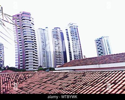 Los edificios vistos desde el techo de las viviendas contra el cielo claro