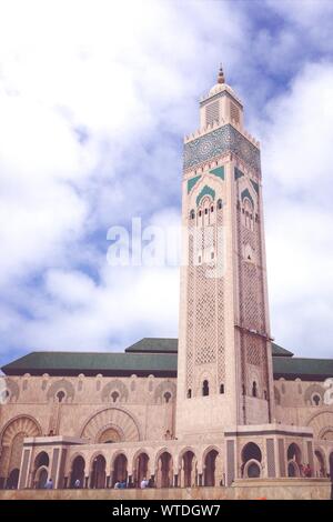 Ángulo de visión baja de la Mezquita de Hassan II contra el cielo nublado