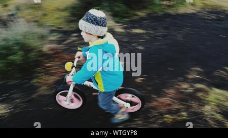 Un alto ángulo de visualización de Boy montando bicicleta en campo