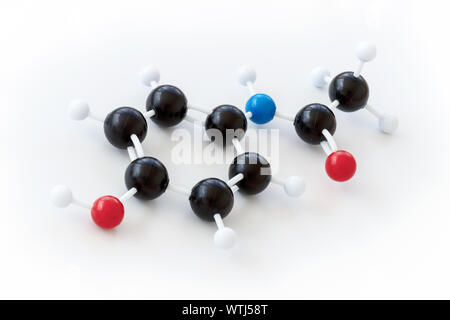 Bola de plástico-y-stick modelo de una molécula de paracetamol se muestra con estructura kekule sobre un fondo blanco. El paracetamol, también llamado paracetamol o ap Foto de stock