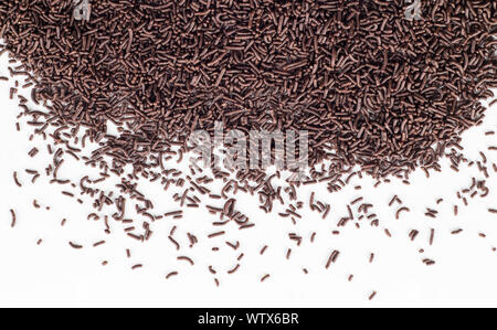 Resumen antecedentes con chocolate picado llueven sobre blanco - pastel topping rocía vista superior Foto de stock