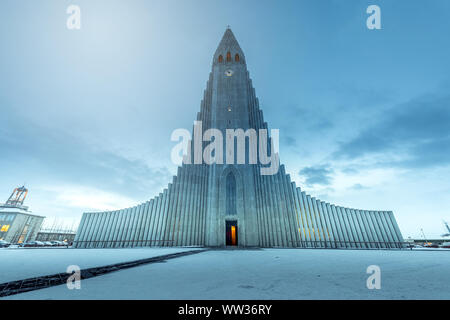 Hallgrímskirkja, iglesia parroquial luterana en Reykjavik, Islandia Foto de stock