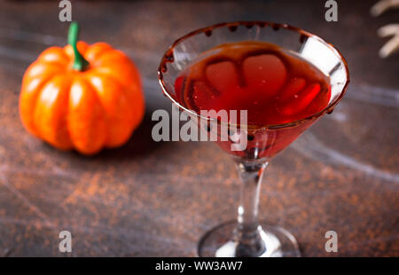 Bebida Halloweens coctel martini rojo Foto de stock