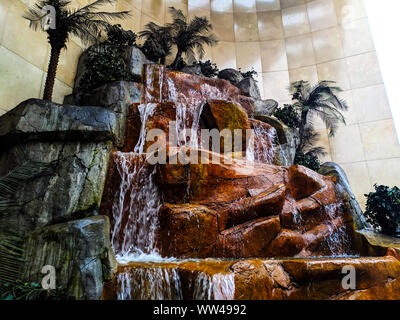 Hermosa cascada en el Moderne centro de Miraflores, Lima, Perú Foto de stock
