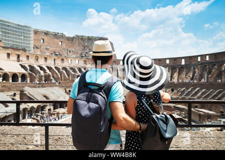 Pareja de jóvenes turistas de pie dentro del Coliseo de Roma, Italia