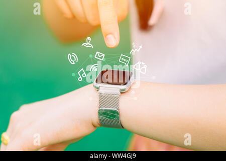 La gente cercana la mano usando Smart Watch en el estilo de vida moderno y comodidad la tecnología Foto de stock
