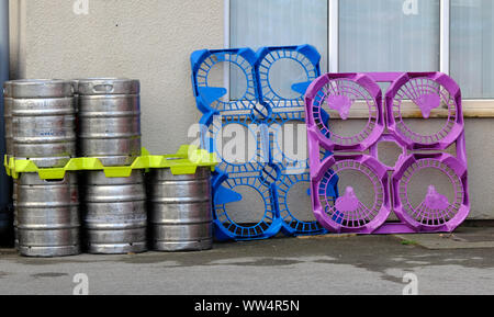 Los barriles de cerveza de aluminio apiladas utilizando modernas formadas bases de plástico. Foto de stock