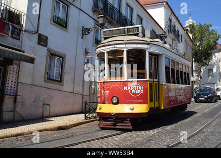 El famoso tranvía 28 de Lisboa en la capital de Portugal Foto de stock