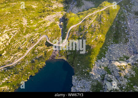 Vista aérea del lago Superiore en Valle Lavizzara al amanecer, Valle de Maggia, Alpes Lepontine, Canton Ticino, Suiza.