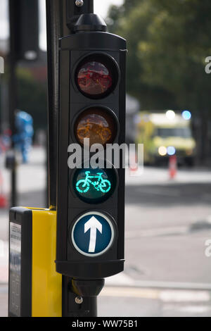 Ciclo de semáforo verde mostrando en Kingston upon Thames, Surrey, Inglaterra