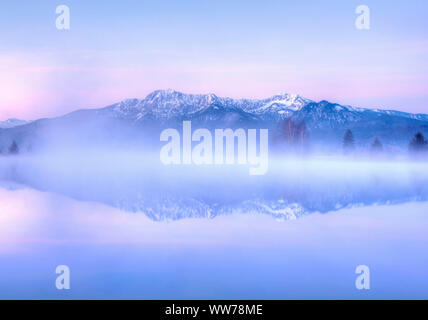 Niebla invernal en el lago de montaña Herzogstand Eichsee, en el fondo, cerca Kochel, Loisach Kochelsee ciénagas, Alta Baviera, Baviera, Alemania Foto de stock