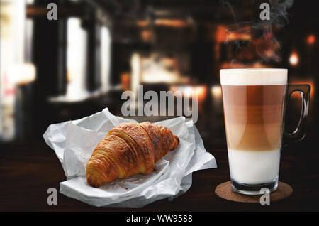 Café caliente con cruasanes, desayuno Foto de stock