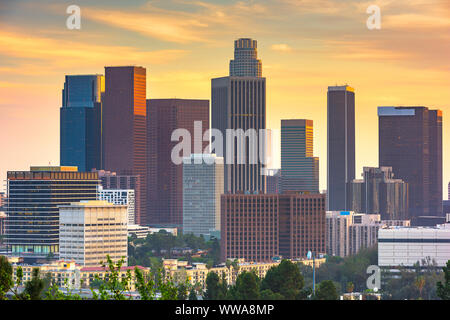 Los Angeles, California, EE.UU., ciudad al anochecer.