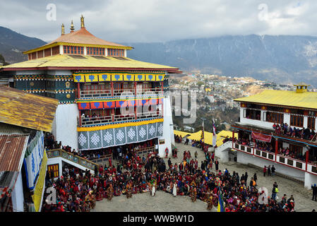 Tawang, Arunachal Pradesh, en la India, los monjes budistas bailando, Torgya festival, en el fondo hay monasterio y muchos espectadores reunidos. Foto de stock